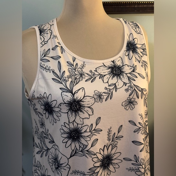 NEW Emery Rose Plus Size Floral Top 🌻 - Picture 2 of 6